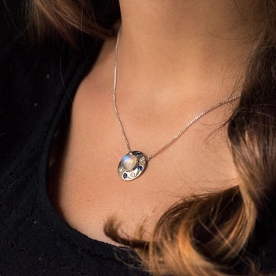 18 Karat White Gold Necklace 