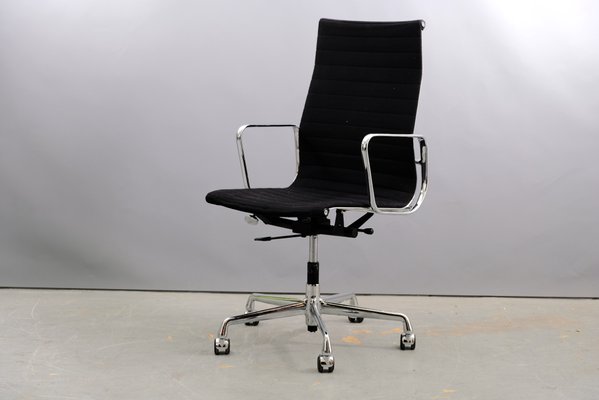 Mid Century Aluminum Model EA 119 Swivel Chair by Charles Ray
