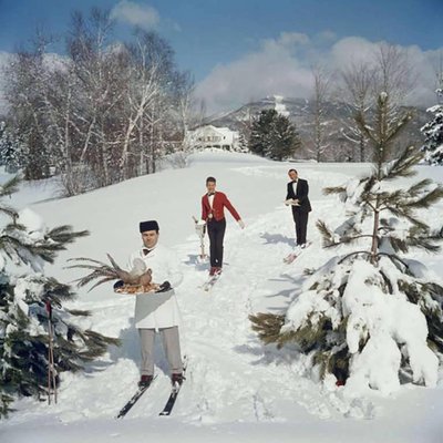 Skiing Waiters, 1962, Slim Aarons for sale at Pamono
