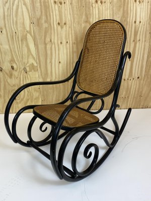 Sedia a dondolo vintage in legno nero di Michael Thonet per Thonet in  vendita su Pamono