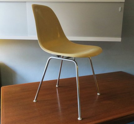 herman miller eames fiberglass chair