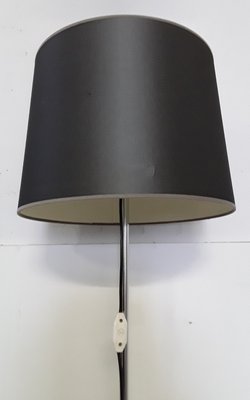 Lampada da terra vintage con struttura in acciaio cromato, piede tripode in  metallo cromato e paralume in tessuto grigio, anni '60 in vendita su Pamono