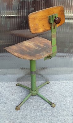 Chaise Pivotante d'Atelier Mid-Century en Fer Peint Vert & Chaise d'Atelier  Ajustable en Contreplaqué de Hêtre, 1950s en vente sur Pamono