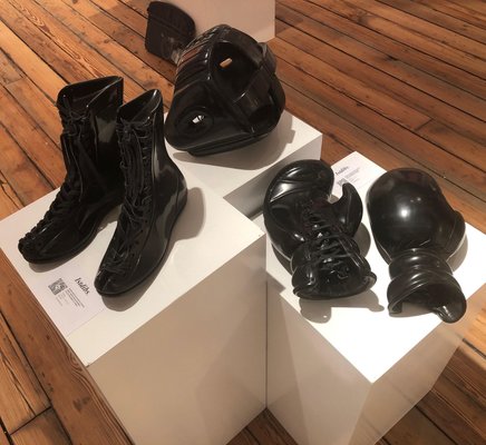 Kartel, Boxhandschuhe, Skulptur aus handgeschnitztem schwarzem Marmor,  glattes Finish, 2018 bei Pamono kaufen