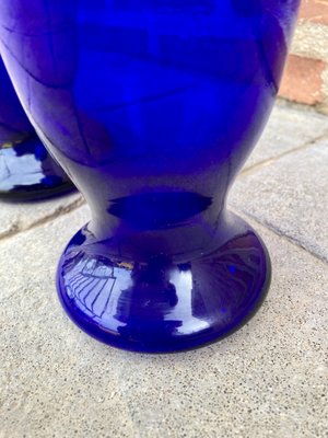 https://cdn20.pamono.com/p/g/9/2/928938_v88014qd5n/vintage-italian-cobalt-blue-murano-glass-vases-set-of-2-8.jpg