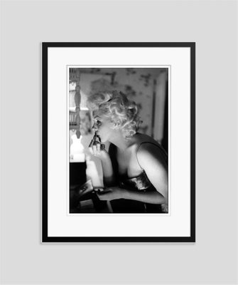 Marilyn Getting Ready to Go Out Silver Gelatin Resin Print, Framed in Black  by Ed Feingersh for Galerie Prints for sale at Pamono