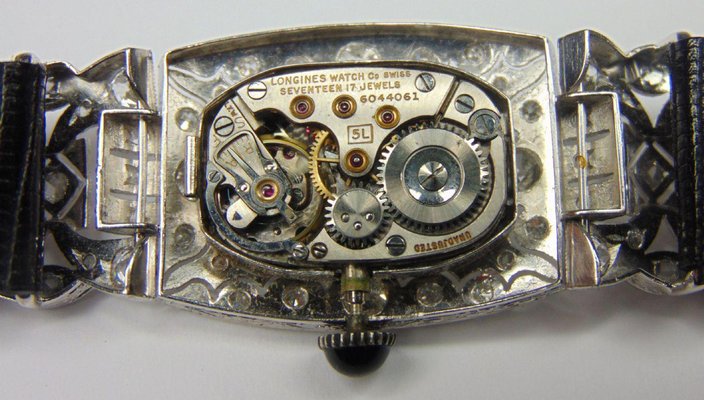 Orologio Art Deco in oro bianco con diamanti a taglio brillante e rosette con movimento a marat e zaffiro a cabochon con diamanti sulla corona di