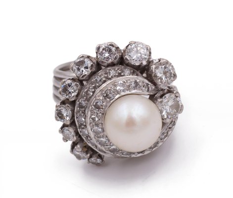 Anillo vintage de platino con perlas centrales y brillantes diamantes  tallados, años 40 en venta en Pamono