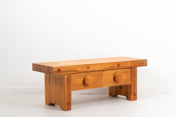 Low outlet bench table