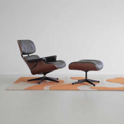 Pessimistisch Officier deze Lounge Chair and Footstool by Charles & Ray Eames for Vitra, 1999, Set of 2  for sale at Pamono