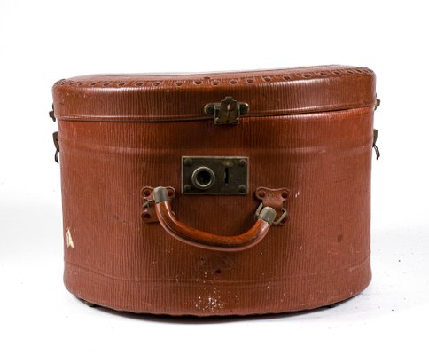 Vintage hat box in leather and cardboard