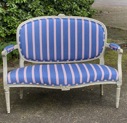 Gustavian Reupholstered Sofa En Vente