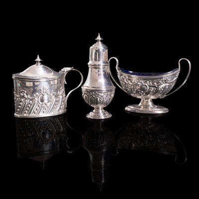 https://cdn20.pamono.com/p/g/9/6/968640_v549eemms5/antique-english-silver-decorative-condiment-set-1909-10.jpg