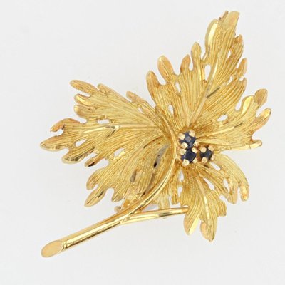 French Sapphire 18 Karat Yellow Gold Leaf Brooch 1960s bei Pamono