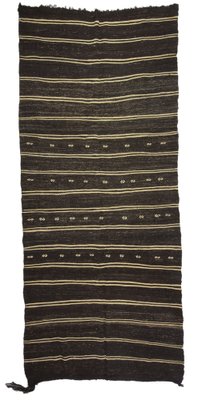 Langer schmaler türkischer minimalistischer gestreifter Kelim Teppich in Schwarz & Weiß, 1960er