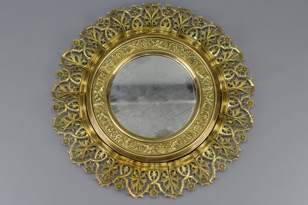Espejo antiguo redondo de bronce y latón en forma en venta en