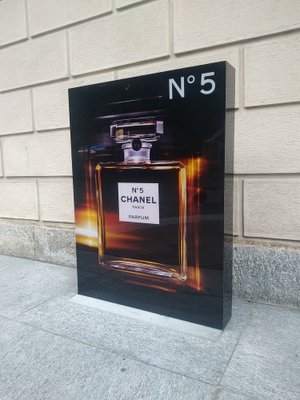 Expositor publicitario con luz de Chanel en venta en Pamono