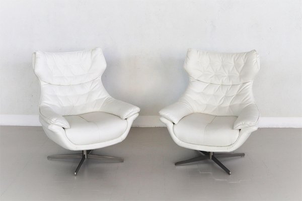 White swivel store lounge chair