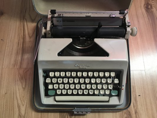 Olympia Monica Schreibmaschine mit Koffer, 1960er bei Pamono kaufen