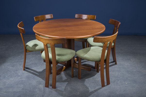 Mid Century Round Dining Table In, Mahogany Round Dining Table Sets