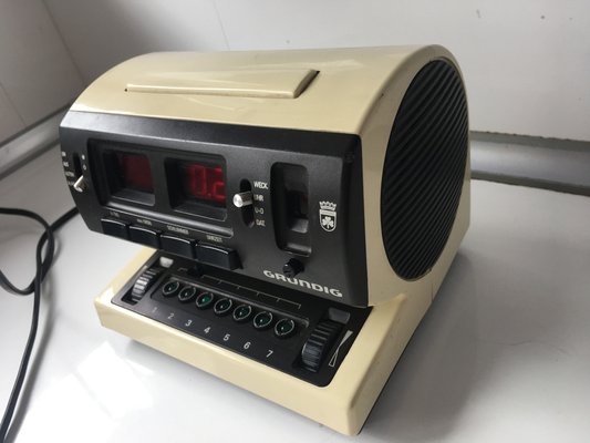 uno Alarmante pakistaní Grundig Radio, 1960s for sale at Pamono