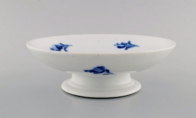 https://cdn20.pamono.com/p/g/9/9/991347_7host6nkv7/royal-copenhagen-blue-flower-braided-vase-and-compote-set-of-2-6.jpg
