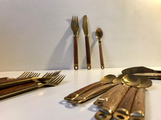https://cdn20.pamono.com/p/g/9/9/995933_shg84ipql5/danish-modern-brass-and-teak-cutlery-set-from-carl-cohr-1960s-set-of-21-7.jpg