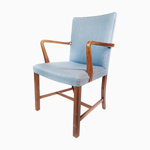 Armlehnstuhl aus Mahagoni & hellblauem Stoff von Fritz Hansen