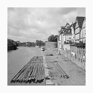 Fluss in der alten Stadt Kassel, Deutschland, 1937, gedruckt 2021