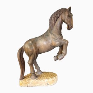 Escultura de caballo de madera de nogal