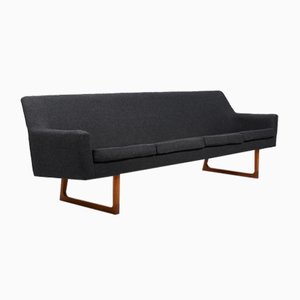 Großes dänisches Mid-Century Sofa mit Kufenbeinen aus Teak