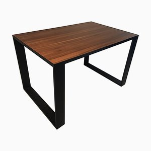 Mesa rectangular de hierro con tablero de madera incrustado