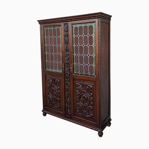 Mueble español de nogal con puertas de vitral, siglo XIX