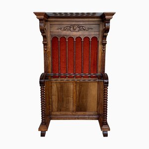 Mueble de recibidor español grande de nogal macizo tallado con terciopelo rojo