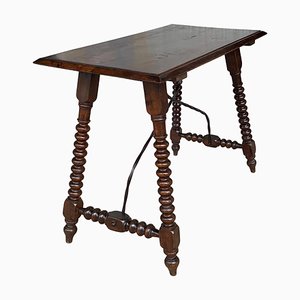 Spanischer Beistelltisch aus Nussholz mit gedrechselten Beinen und abgeschrägter Tischplatte, 19. Jh
