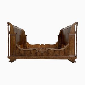 Letto neoclassico in legno di noce intagliato, XX secolo