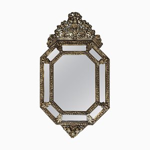 Espejo de pared reposapiés hexagonal de latón con escudo, siglo XIX