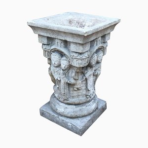 Klassische Urne aus Terrakotta im römischen Stil