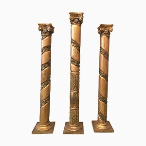 Columnas corintias españolas de madera policromada dorada, siglo XX. Juego de 3