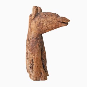 Scultura antica a forma di testa di cavallo in legno
