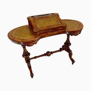 Mesa de escritura en forma de riñón victoriana antigua de madera nudosa con incrustaciones