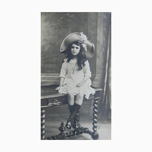 Fotografía antigua grande con retrato de niña en un banco, Francia, 1912