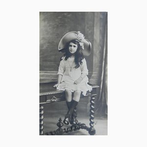Fotografía antigua grande de niña en un banco, Francia, 1912