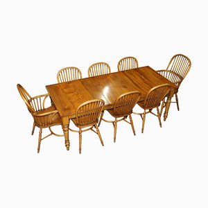Mesa de comedor de madera nudosa de tejo y olmo y sillas Windsor de Stewart Linford, England. Juego de 9