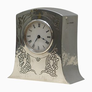 Reloj en miniatura estilo Tudric de plata esterlina maciza de Liberty London, 1915