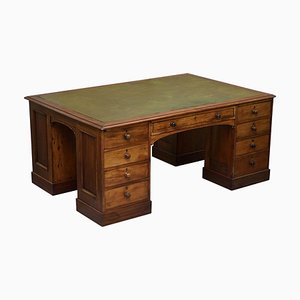 Viktorianischer 4-seitiger Schreibtisch aus geflammtem Hartholz & grünem Leder