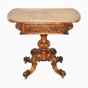 Table d'Appoint Victorienne en Noyer avec Socle et Pieds Sculptés