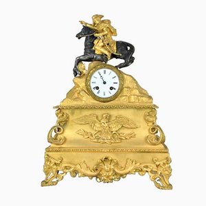 Reloj de bronce dorado que representa a Napoleón cruzando los Alpes, siglo XIX