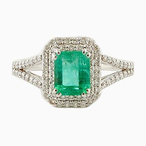 Anello di fidanzamento fatto a mano con smeraldo, diamante e oro bianco a 18 carati