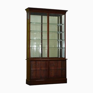 Mueble para tienda de mercería victoriana con puertas esmaltadas